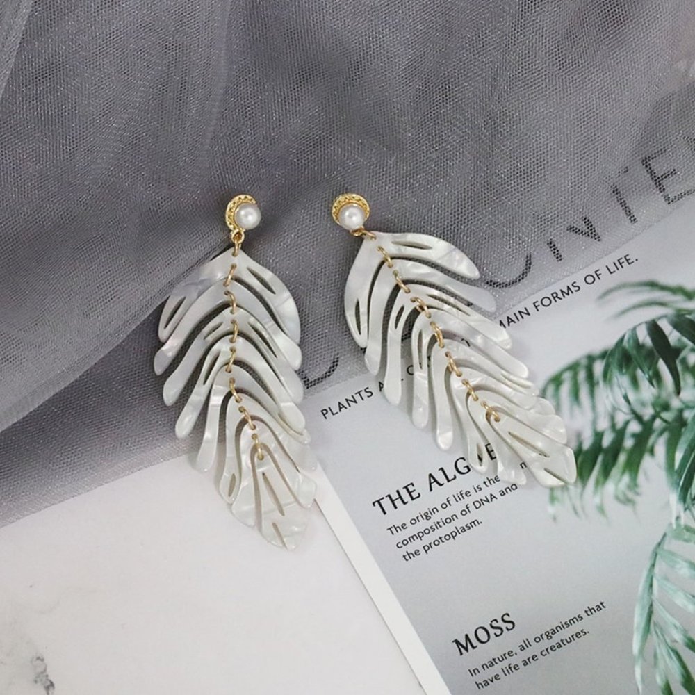 🌺 Acrylic Skeleton Imitation Pearl Earring - Picture 2 of 4